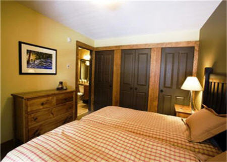 Juniper Lodge Fernie bedroom